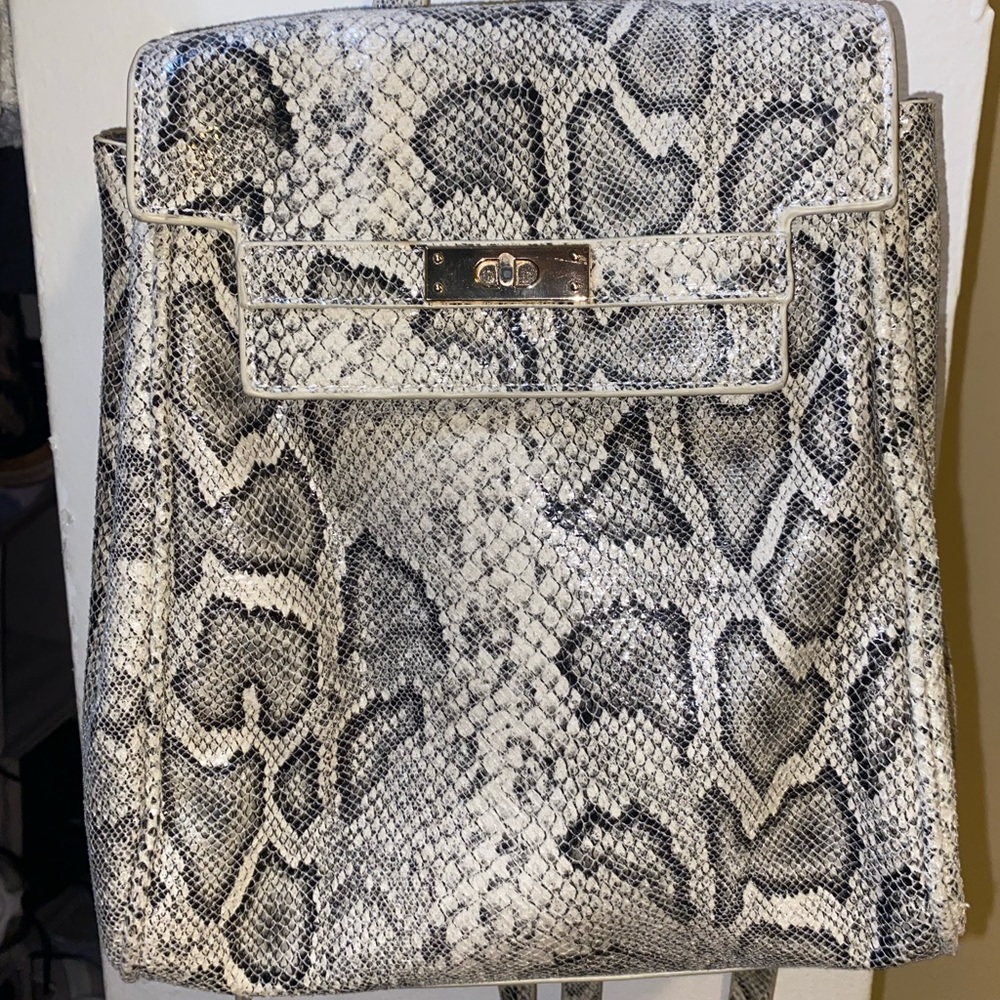 BLACK &WHITE SNAKE SKIN BACKPACK 🤍🖤🤍